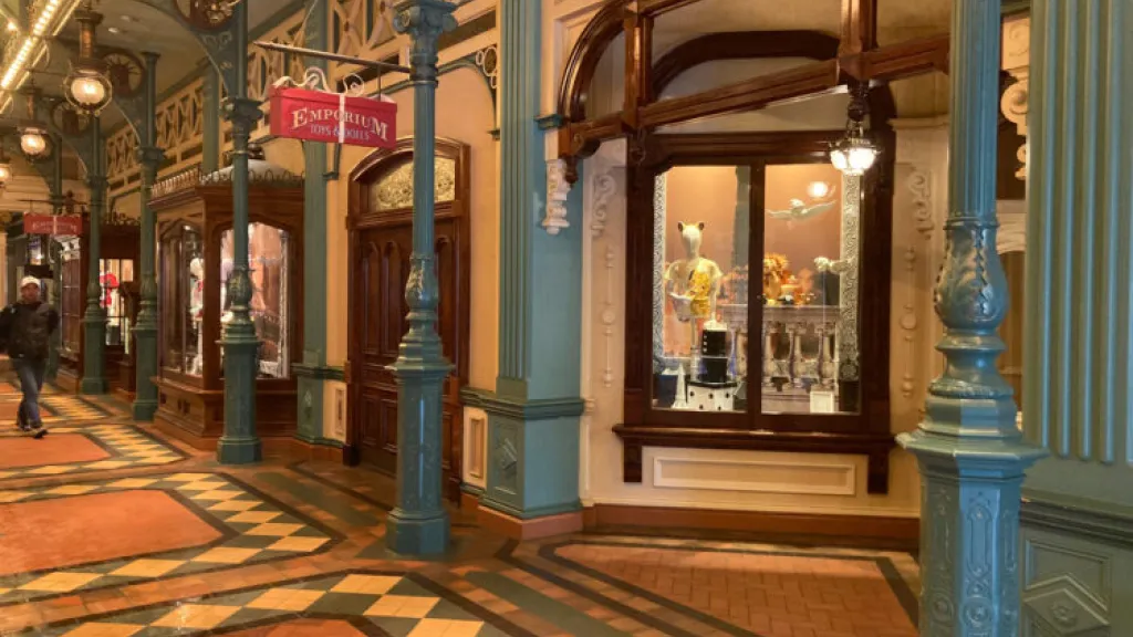 Витрины магазина Аркада Открытий Диснейленд Париж Аттракцион Discovery Arcade Витрины магазина Аркада Открытий