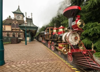 Диснейленд Париж аттракцион Disneyland Railroad