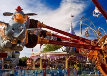 Диснейленд Париж аттракцион Dumbo The Flying Elephant