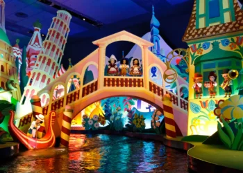 Диснейленд Париж аттракцион it’s a small world