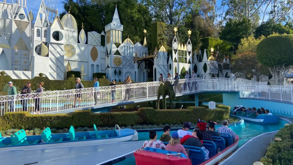 Начало путешествия Диснейленд Париж Аттракцион It's a small world Начало путешествия