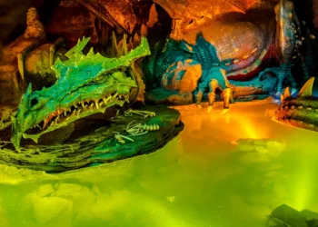 Диснейленд Париж аттракцион La Tanière du Dragon
