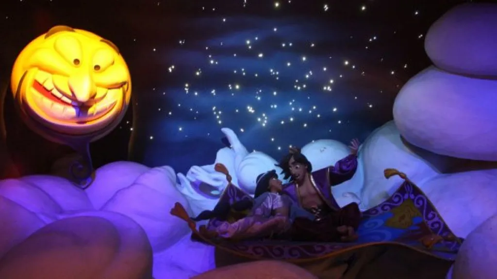Аладдин и Жасмин паря над Аграбой Диснейленд Париж Le Passage Enchanté d'Aladdin Аладдин и Жасмин паря над Аграбой