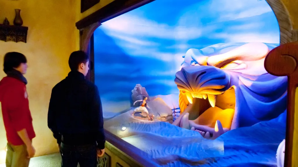 Сцены на стеклянной витриной Диснейленд Париж Le Passage Enchanté d'Aladdin Сцены за стеклянной витриной