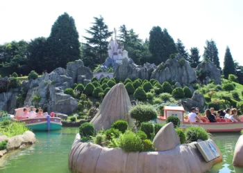 Диснейленд Париж аттракцион Le Pays des Contes de Fées