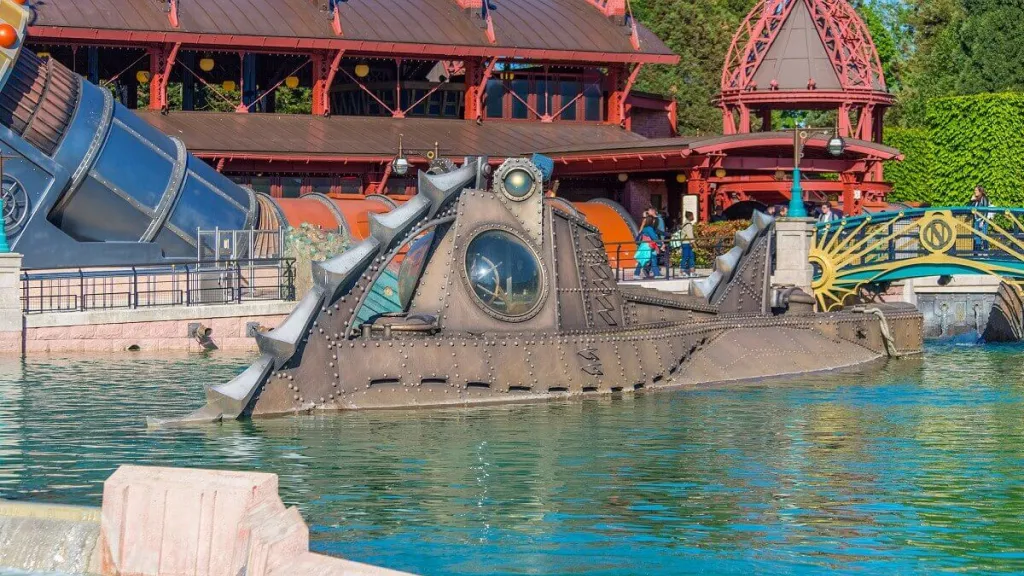 Верхняя часть корабля Nautilus Диснейленд Париж Аттракцион Les Mystères du Nautilus Верхняя часть корабля
