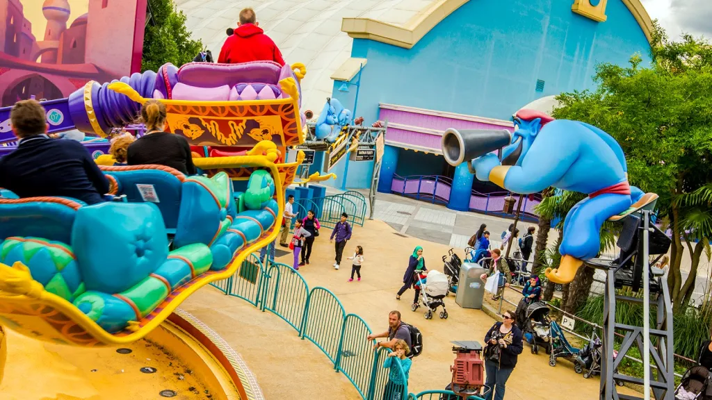 Ловкий Джин приветствует гостей Диснейленд Париж Аттракцион Les Tapis Volants – Flying Carpets Over Agrabah Ловкий Джин приветствует гостей