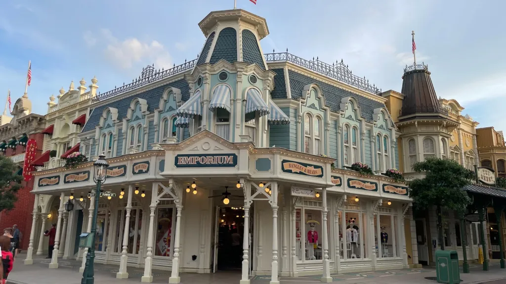 Memories Emporium (Магазин Воспоминаний) Диснейленд Париж Liberty Arcade Memories Emporium (Магазин Воспоминаний)