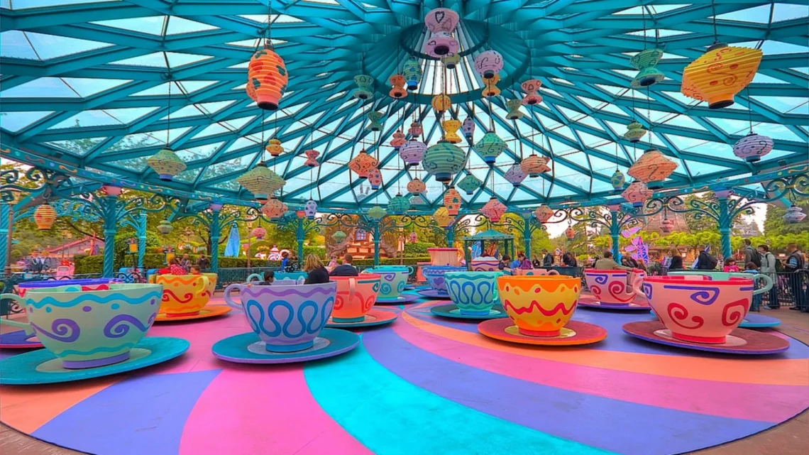 Диснейленд Париж аттракцион Mad Hatter’s Tea Cups