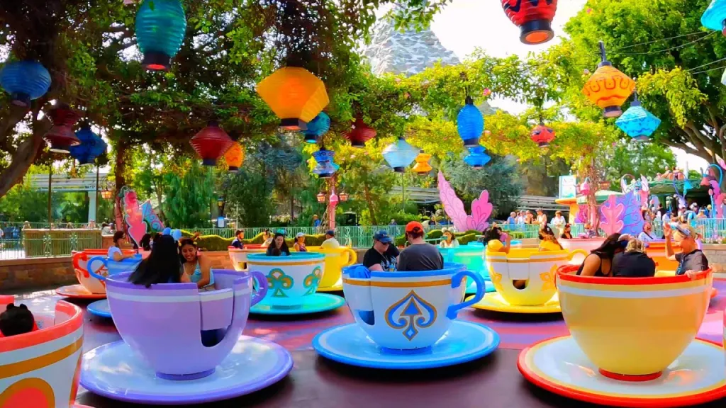VIP гид на Mad Hatter’s Tea Cups Диснейленд Париж VIP гид на Mad Hatter’s Tea Cups