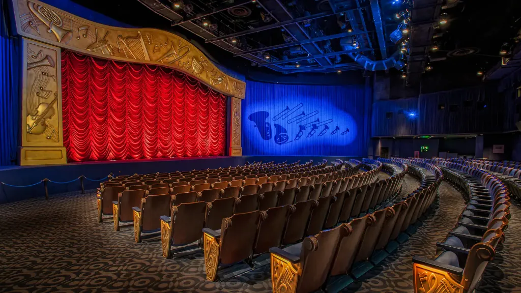 Сцена аттракциона Mickey's Philharmagic Диснейленд Париж Аттракцион Mickey's Philharmagic Зал и сцена