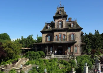 Диснейленд Париж аттракцион Phantom Manor