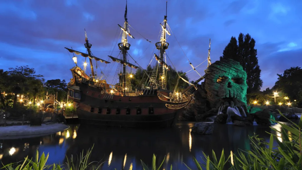 Вечерний пиратский галеон Диснейленд Париж Pirate Galleon Вечерний пиратский галеон