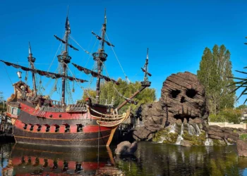 Диснейленд Париж аттракцион Pirate Galleon