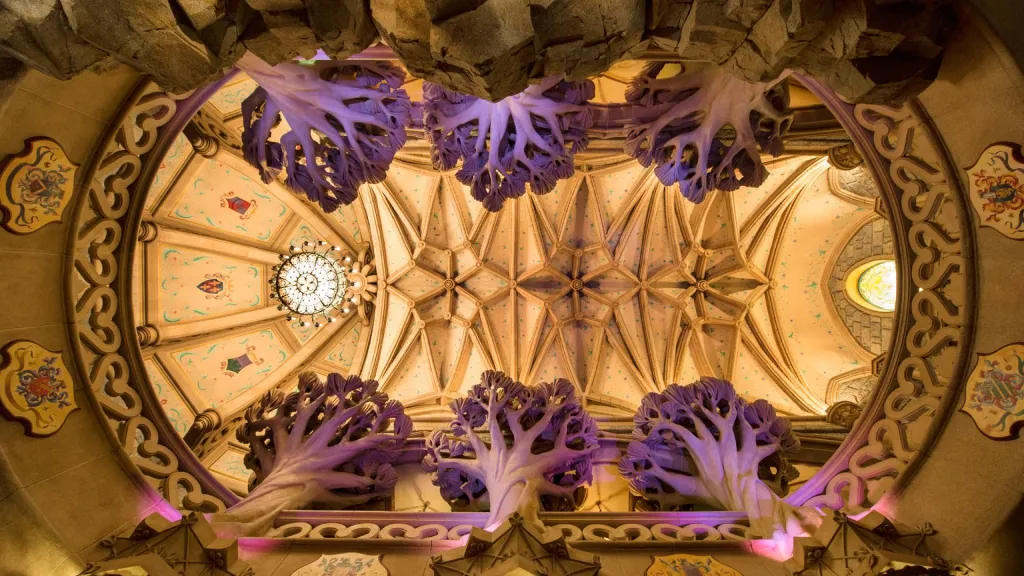 Внутренний вид на купол замка Диснейленд Париж Аттракцион Sleeping Beauty Castle Внутренний вид на купол замка