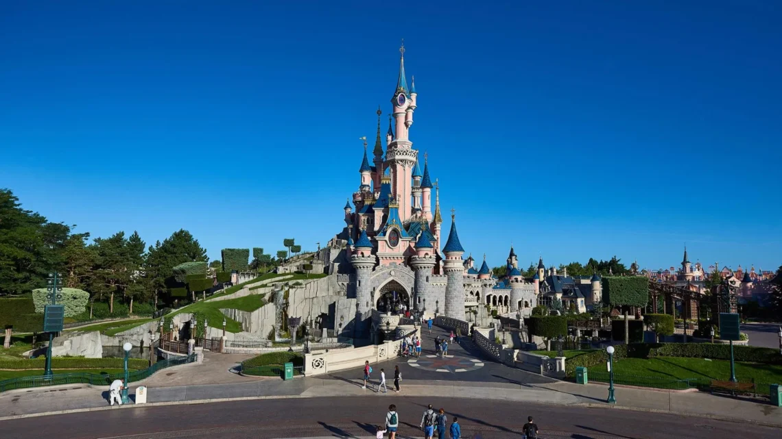 Диснейленд Париж аттракцион Sleeping Beauty Castle