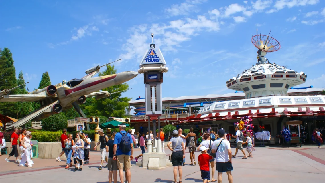 Диснейленд Париж аттракцион Star Tours: The Adventures Continue