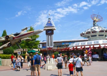 Диснейленд Париж аттракцион Star Tours: The Adventures Continue