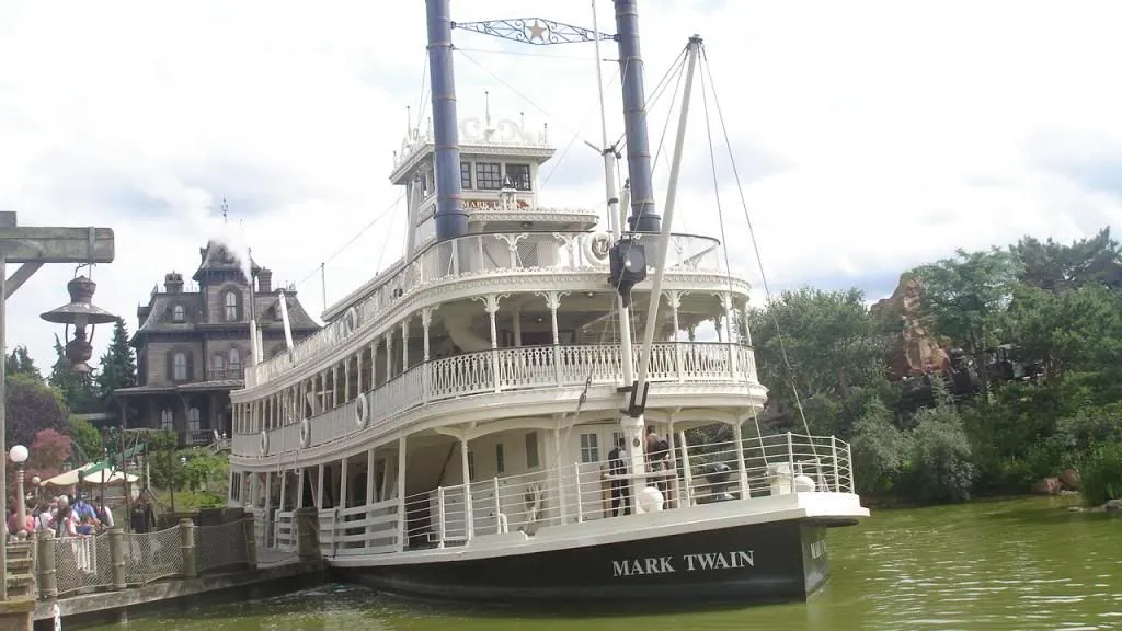 Корабль Mark Twain (Марк Твен) вид спереди Диснейленд Париж Thunder Mesa Riverboat Landing Корабль Mark Twain (Марк Твен) вид спереди