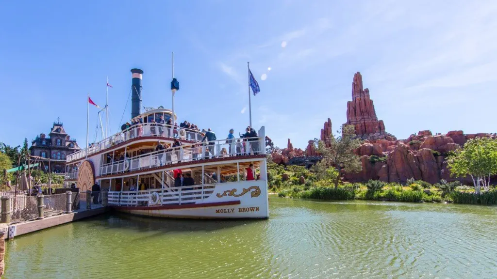 Корабль Molly Brown вид спереди Диснейленд Париж Thunder Mesa Riverboat Landing Корабль Molly Brown вид спереди
