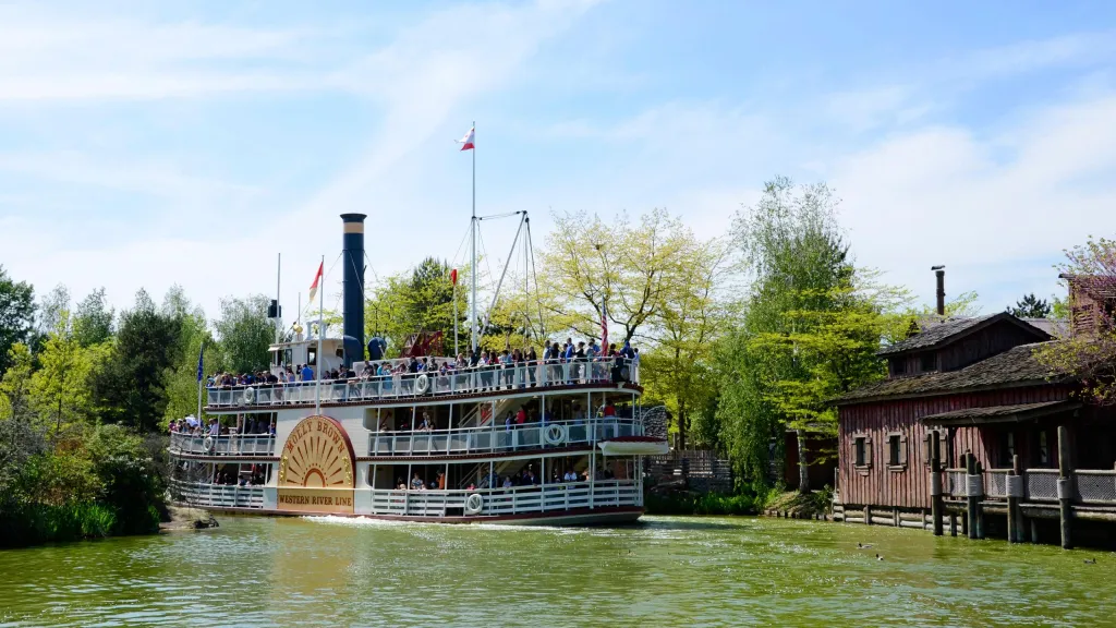 Корабль Molly Brown вид сбоку Диснейленд Париж Thunder Mesa Riverboat Landing Корабль Molly Brown вид сбоку
