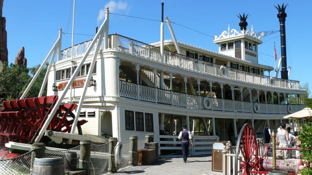 Корабль в доке Диснейленд Париж Thunder Mesa Riverboat Landing Корабль в доке