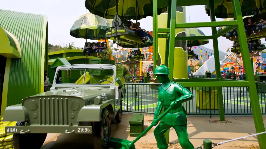 Сержант кричит на новобранцев Диснейленд Париж Аттракцион Toy soldiers parachute drop Сержант возле автомобиля