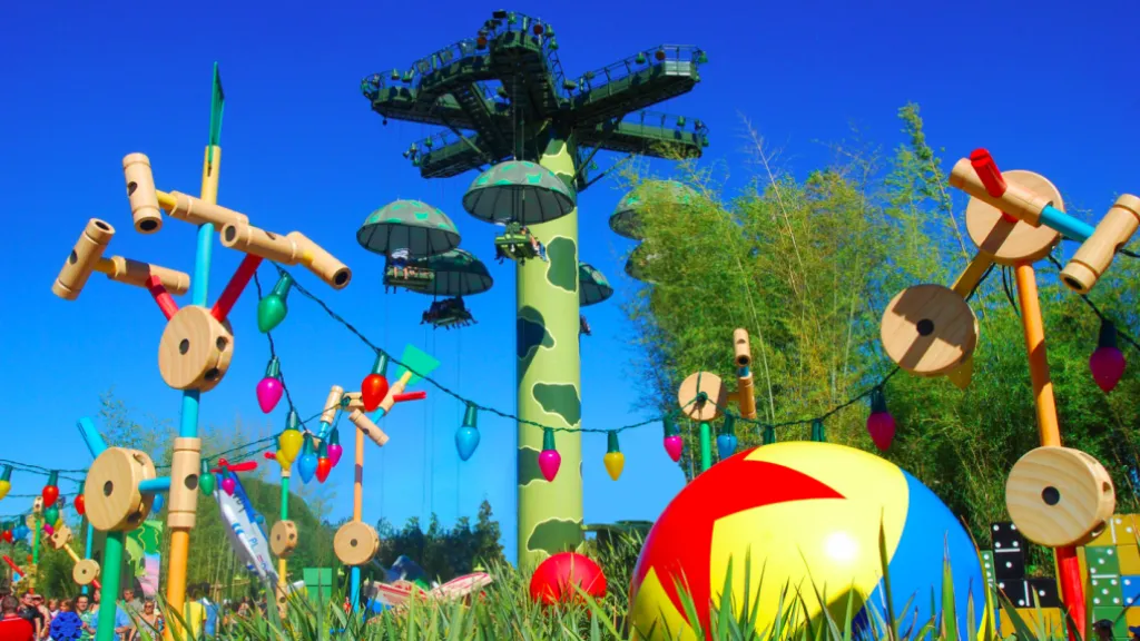 Высота аттракциона составляет 25 метров Диснейленд Париж Аттракцион Toy soldiers parachute drop Высота аттракциона составляет 25 метров