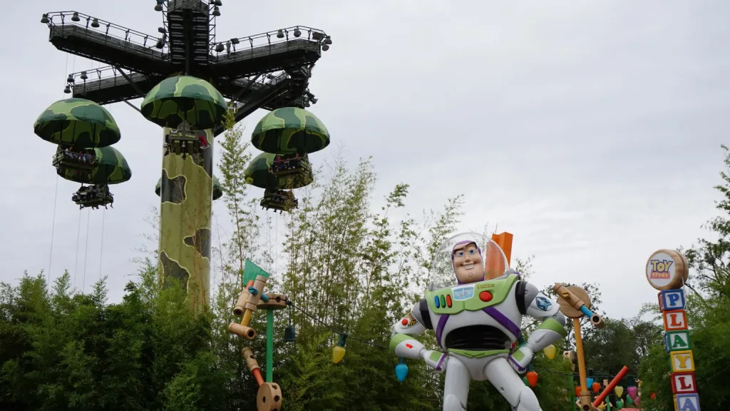 VIP гид на Toy soldiers parachute drop Диснейленд Париж VIP гид на Toy soldiers parachute drop