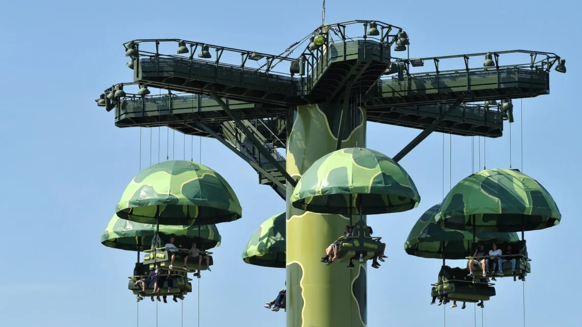 Диснейленд Париж аттракцион Toy Soldiers Parachute