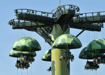 Диснейленд Париж аттракцион Toy Soldiers Parachute