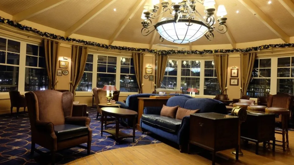 Интерьер бара Captain’s Quarters Диснейленд Париж Интерьер бара Captain’s Quarters