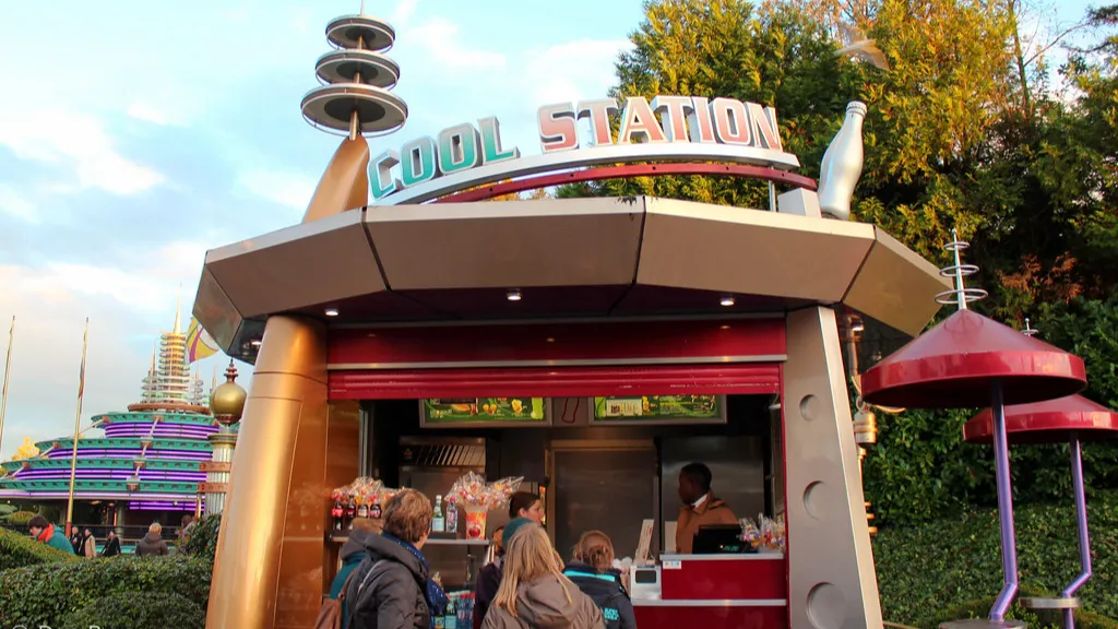 Внешний вид закусочной Cool Station Диснейленд Париж Внешний вид закусочной Cool Station