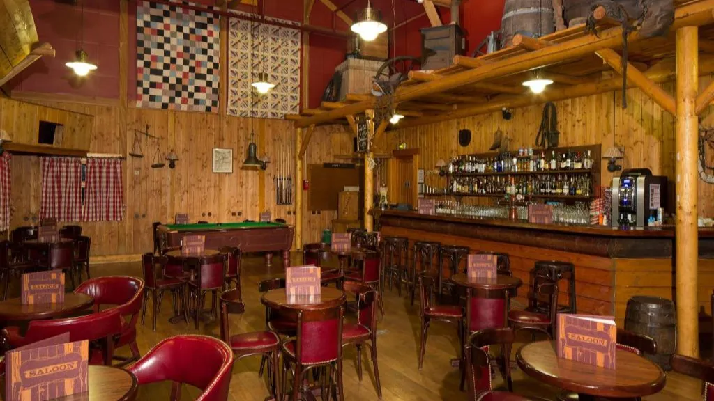 Атмосферный интерьер в Crockett’s Saloon Диснейленд Париж Атмосферный интерьер в Crockett’s Saloon