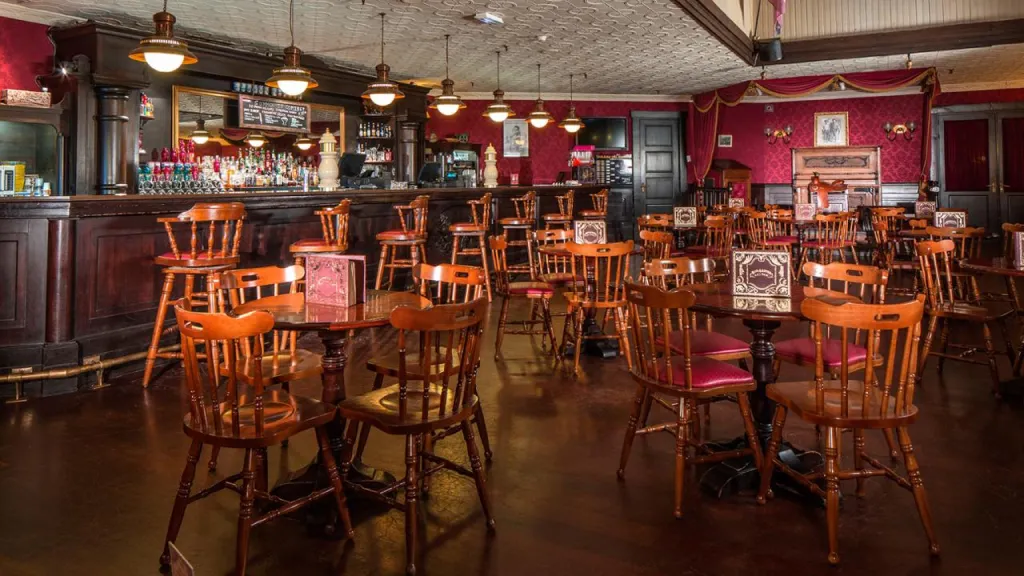 Интерьер бара Red Garter Saloon Диснейленд Париж Интерьер бара Red Garter Saloon