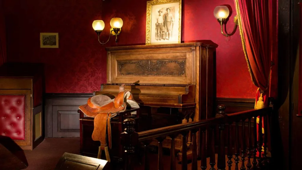 Живая музыка в баре Red Garter Saloon Диснейленд Париж Живая музыка в баре Red Garter Saloon