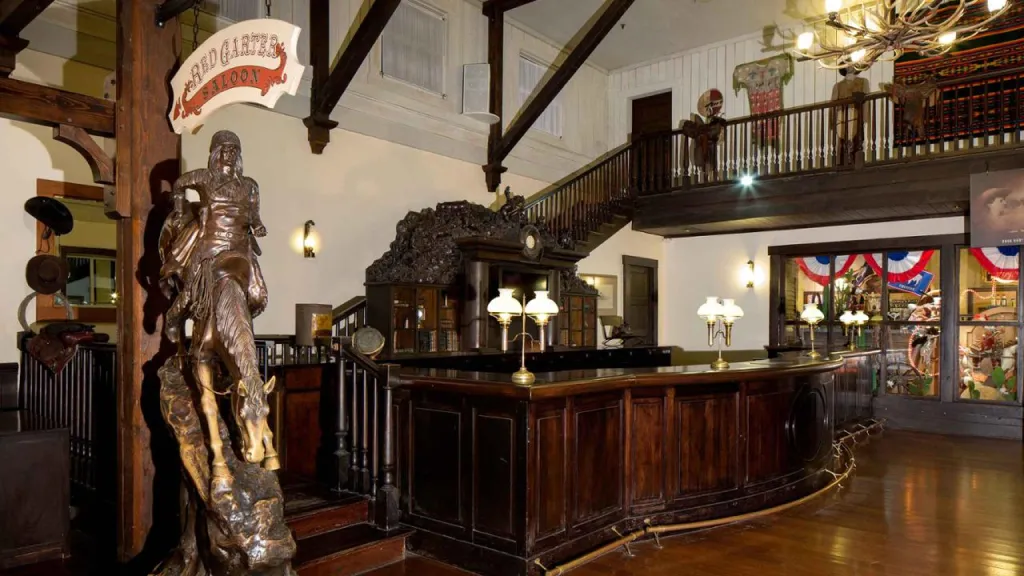 Барная стойка в баре Red Garter Saloon Диснейленд Париж Барная стойка в баре Red Garter Saloon