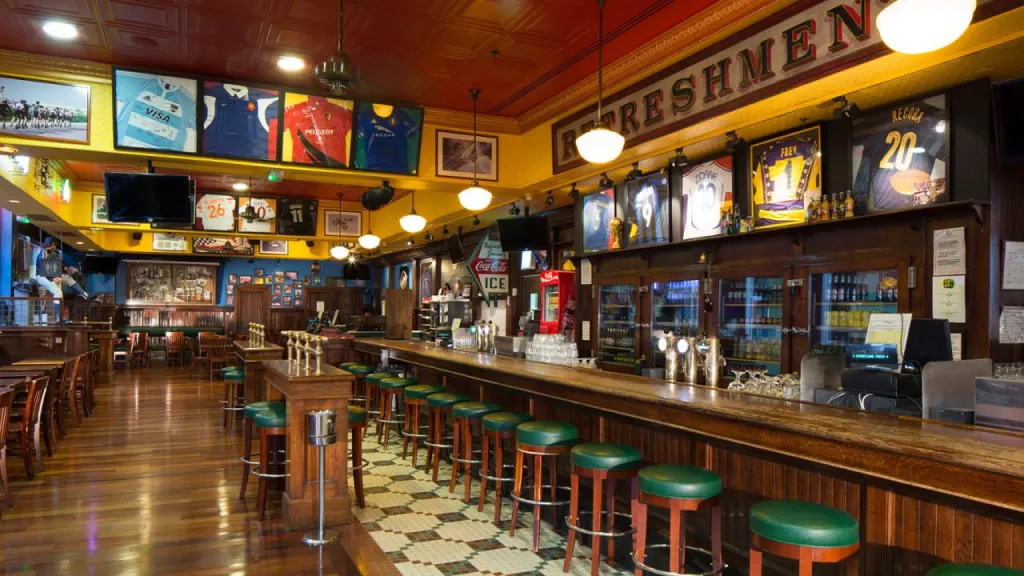 Спортивный интерьер в баре Sports Bar Диснейленд Париж Спортивный интерьер в баре Sports Bar