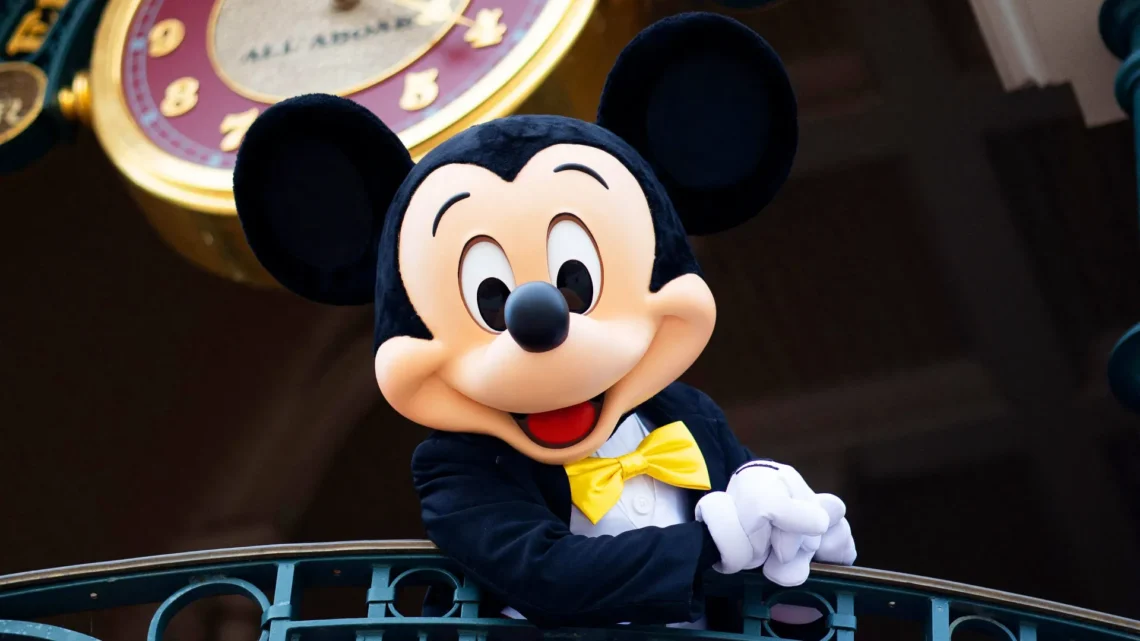 Диснейленд Париж Микки Маус • Встреча и приветствие с Mickey Mouse в Диснейленд Париж • Микки Маус в парижском Диснейленде.
