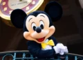 Диснейленд Париж Микки Маус • Встреча и приветствие с Mickey Mouse в Диснейленд Париж • Микки Маус в парижском Диснейленде.