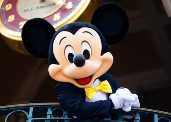 Диснейленд Париж Микки Маус • Встреча и приветствие с Mickey Mouse в Диснейленд Париж • Микки Маус в парижском Диснейленде.