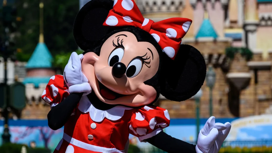 Диснейленд Париж Минни Маус • Встреча и приветствие с Minnie Mouse в Диснейленд Париж • Минни Маус в парижском Диснейленде.