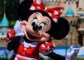 Диснейленд Париж Минни Маус • Встреча и приветствие с Minnie Mouse в Диснейленд Париж • Минни Маус в парижском Диснейленде.