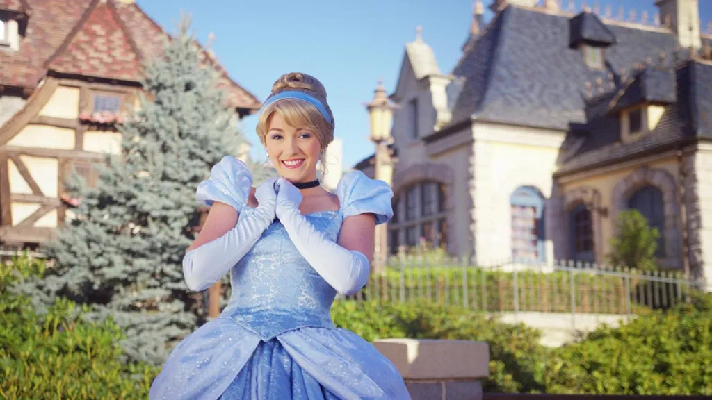 Золушка в ресторане Auberge de Cendrillon Диснейленд Париж персонажи Золушка в ресторане Auberge de Cendrillon