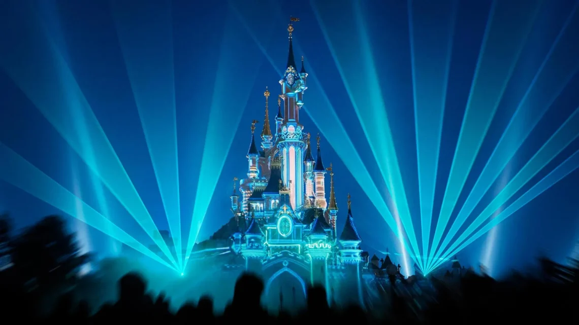 Диснейленд Париж шоу Disney D-Light • Шоу Disney D-Light в Диснейленд Париж • Шоу с эффектной хореографией дронов в честь 30-летия Диснейленд.