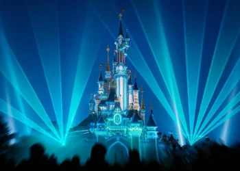 Диснейленд Париж шоу Disney D-Light • Шоу Disney D-Light в Диснейленд Париж • Шоу с эффектной хореографией дронов в честь 30-летия Диснейленд.