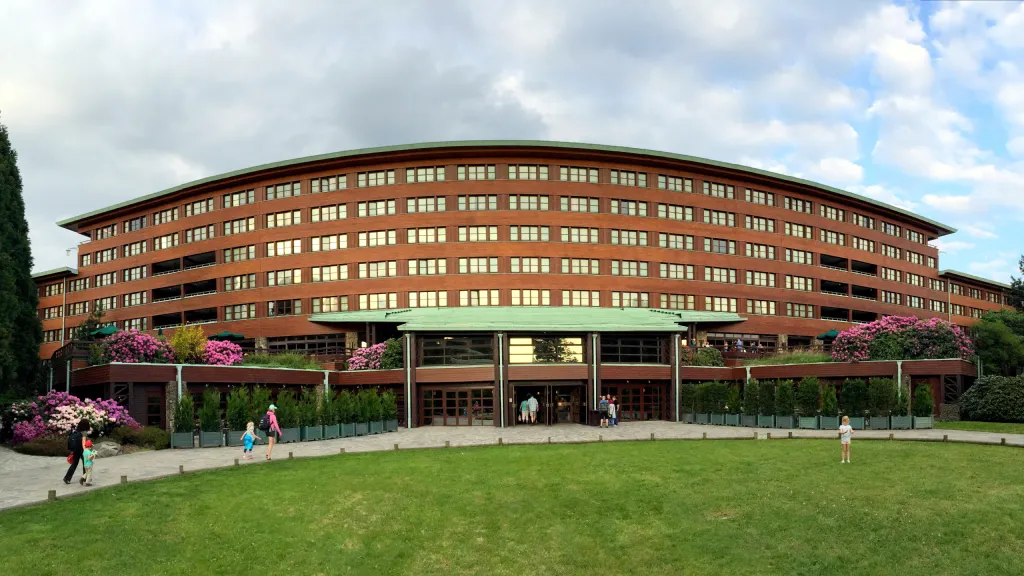 Экстерьер отеля Disney Sequoia Lodge Диснейленд Париж Внешний вид отеля Disney Sequoia Lodge