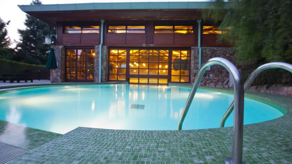 Открытый бассейн в Disney Sequoia Lodge Диснейленд Париж Открытый бассейн в Disney Sequoia Lodge