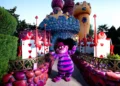 Диснейленд Париж Чеширский кот • Встреча и приветствие с Cheshire Cat в Диснейленд Париж • Чеширский кот в парижском Диснейленде.