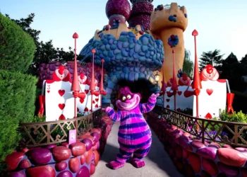 Диснейленд Париж Чеширский кот • Встреча и приветствие с Cheshire Cat в Диснейленд Париж • Чеширский кот в парижском Диснейленде.